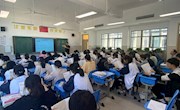 金秋九月 迎风飞翔